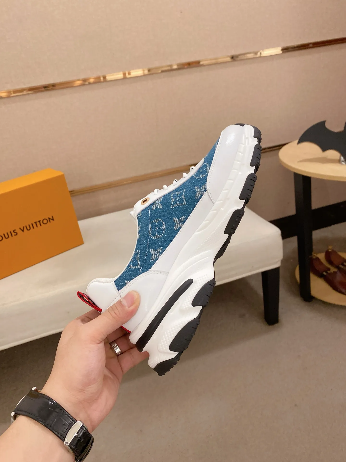 Men's shoes💰 442💰Louis Vuitton (Louis Vuitton/LV) top 🔍🔍 new models are on sale at the same time, the upper 🇮🇹 imported Italian first-layer cowhide, fully imported breathable mesh lining 💪💪, completely 1⃣️compared 1⃣️Reproduction🇮🇹💪💪, ⚠Sole: The original sole is specially provided by the original factory, the exclusive movable molded sole is super comfortable, ⚠Original factory follow-up goods, 🔍🔍high quality, you can enter and leave the counter at will, welcome to compare⚠. Code number: 38-44. Can be customized for 45 non-refundable!
